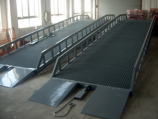 移動（dòng）式登車橋（qiáo）